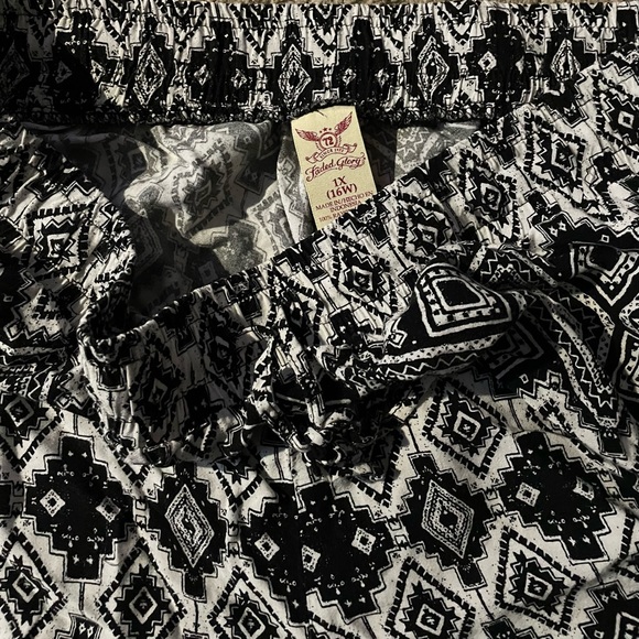 Women's Lounge Shorts paisley design with elastic waist and drawstring Size 1X - Picture 2 of 8